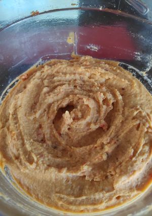 Una foto de Hummus con pimiento rojo