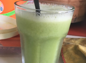 Una foto de Jugo de limón, jengibre y menta