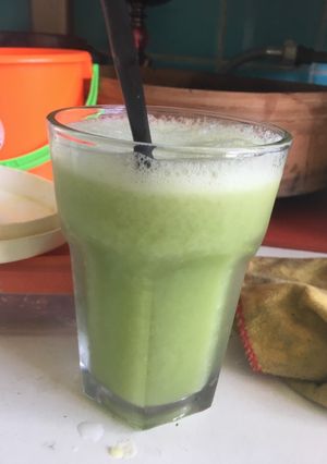 Una foto de Jugo de limón, jengibre y menta