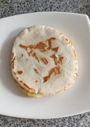 Una foto de Omelette en pan Árabe