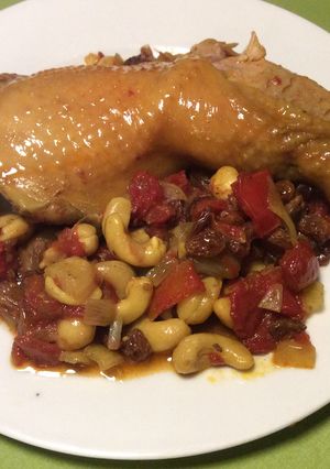 Une photo de Poulet au curry et noix de cajou