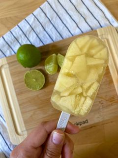 Una foto de Polo de lima y manzana