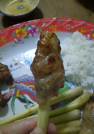 Hình của món Chạo cá quấn sả cây.