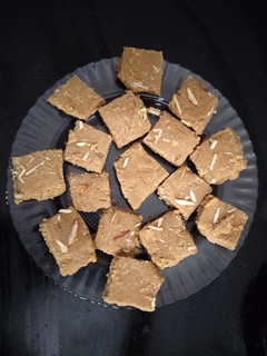 સુખડી (Sukhdi Recipe In Gujarati) રેસીપી મુખ્ય ફોટો