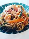 Noodles saltati con verdure, salmone e salsa di soia 🍜🇨🇳🏮