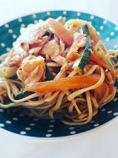 Foto di Noodles saltati con verdure, salmone e salsa di soia 🍜🇨🇳🏮