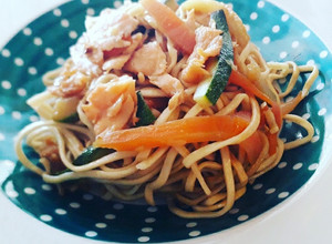 Foto di Noodles saltati con verdure, salmone e salsa di soia 🍜🇨🇳🏮