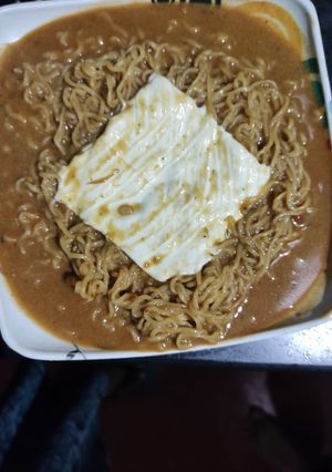 চীজী ম্যাগী(cheesy maggi recipe in Bengali) রেসিপির প্রধান ছবি