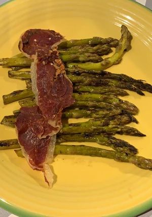 Una foto de Espárragos sous vide con crujiente de ibérico