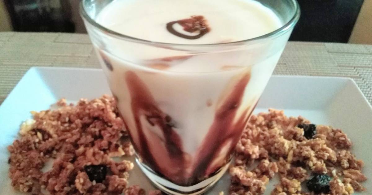 Yogurt natural con algarrobina y granolas👍🇵🇪 Receta de Lily Correa