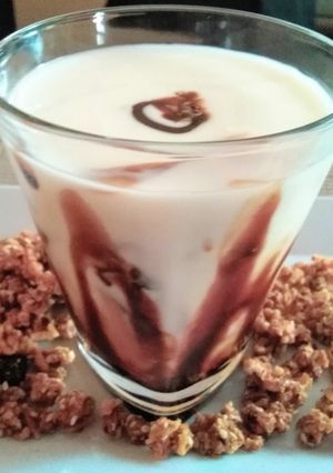 Una foto de Yogurt natural con algarrobina y granolas👍🇵🇪