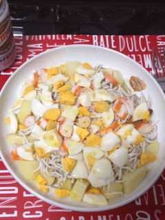 Una foto de Ensalada de patata, gulas, bocas de mar (surimi) y huevo cocido