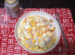 Foto principal de Ensalada de patata, gulas, bocas de mar (surimi) y huevo cocido