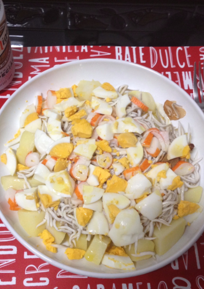 Una foto de Ensalada de patata, gulas, bocas de mar (surimi) y huevo cocido