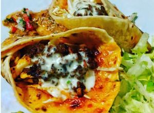 Una foto de Chile con carne y queso