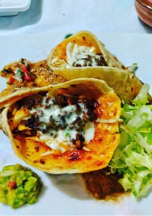 Una foto de Chile con carne y queso