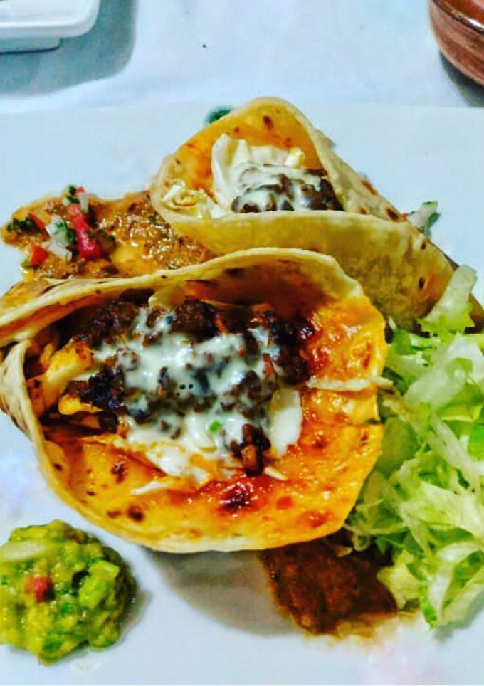 Una foto de Chile con carne y queso