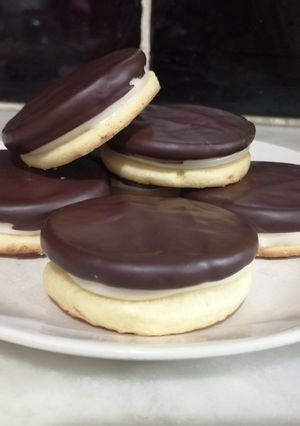 Una foto de Alfajores semi desnudos de chocolate y limón 🍋 🍫 sin manteca!!