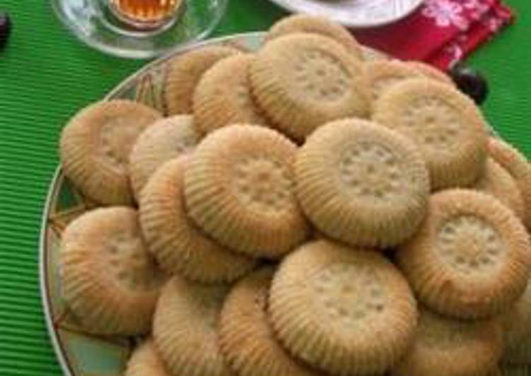 Recipe of Favorite Date stuffed cookies - maamoul bi tamer