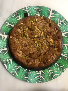 Una foto de Tarta sin azúcar, con dátiles, ciruelas pistachos,nueces almendras, y avellanas para compensarlo