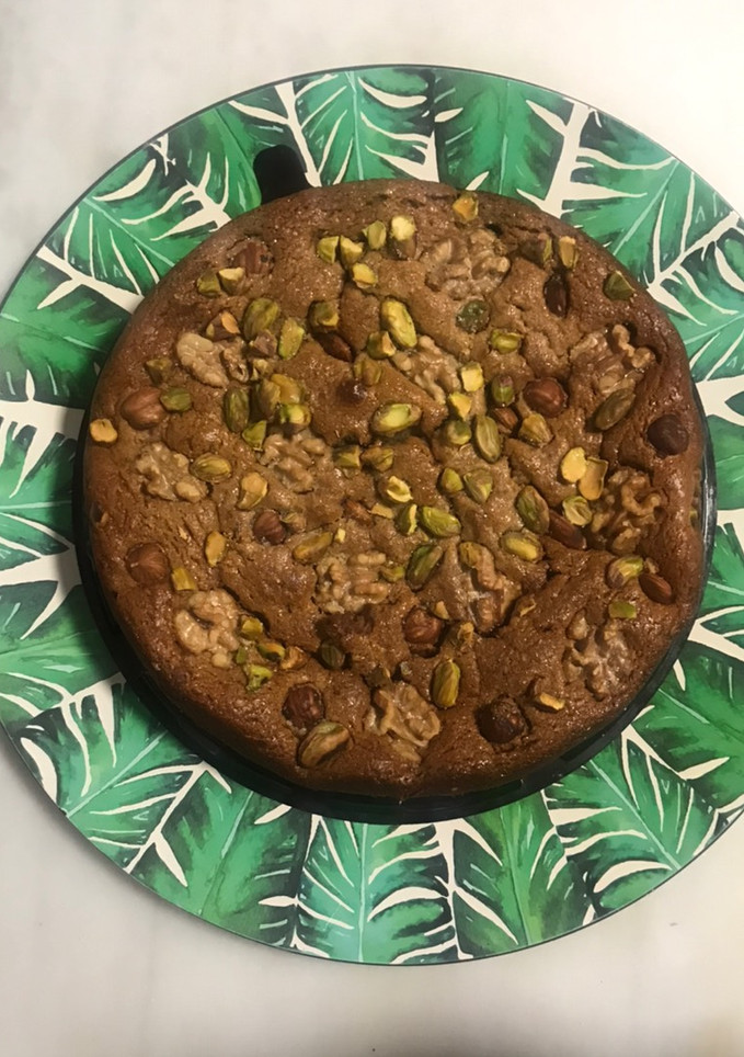 Una foto de Tarta sin azúcar, con dátiles, ciruelas pistachos,nueces almendras, y avellanas para compensarlo