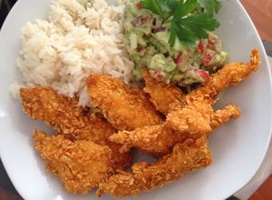 Una foto de Pollo frito cubierto de doritos