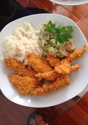 Una foto de Pollo frito cubierto de doritos