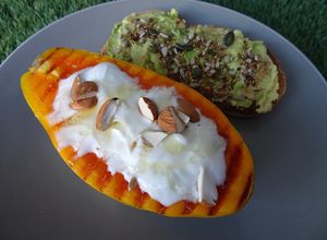 Foto de Incrível Papaia grelhada com queijo quark, mel e amêndoas e uma torrada de abacate com sementes