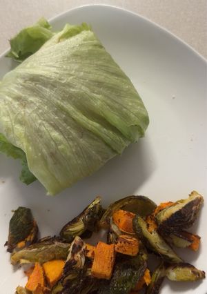 A picture of Turkey Burger Lettuce Wraps with Veggies.