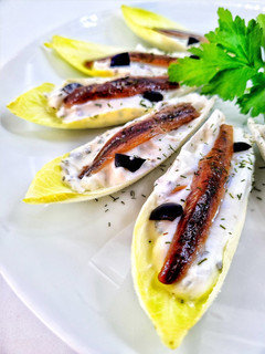 Una foto de Endivias rellenas de anchoas y queso