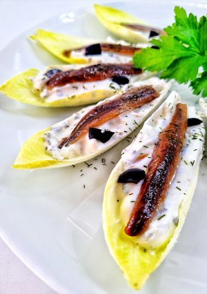 Una foto de Endivias rellenas de anchoas y queso