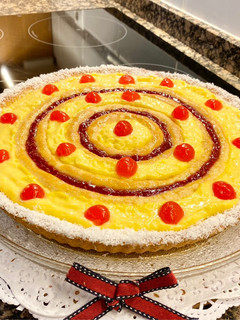 Una foto de Pastel con crema y mermelada