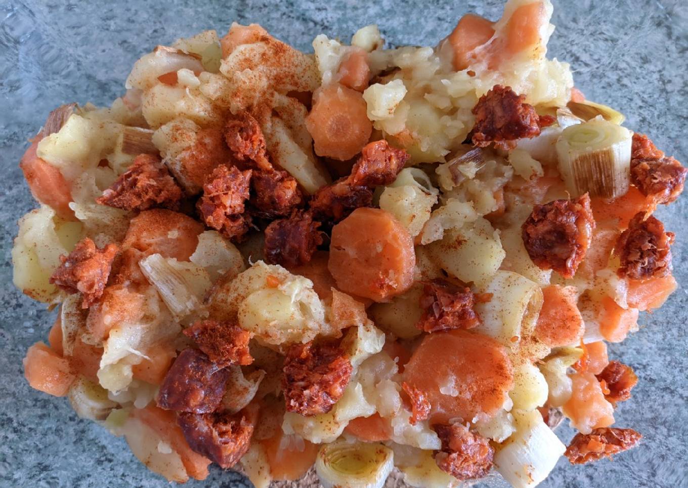 Poêlée pommes de terre, carottes, poireaux, chorizo