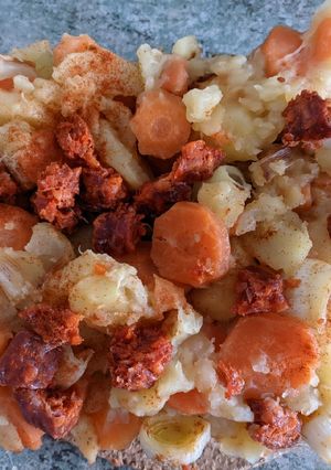 Une photo de Poêlée pommes de terre, carottes, poireaux, chorizo