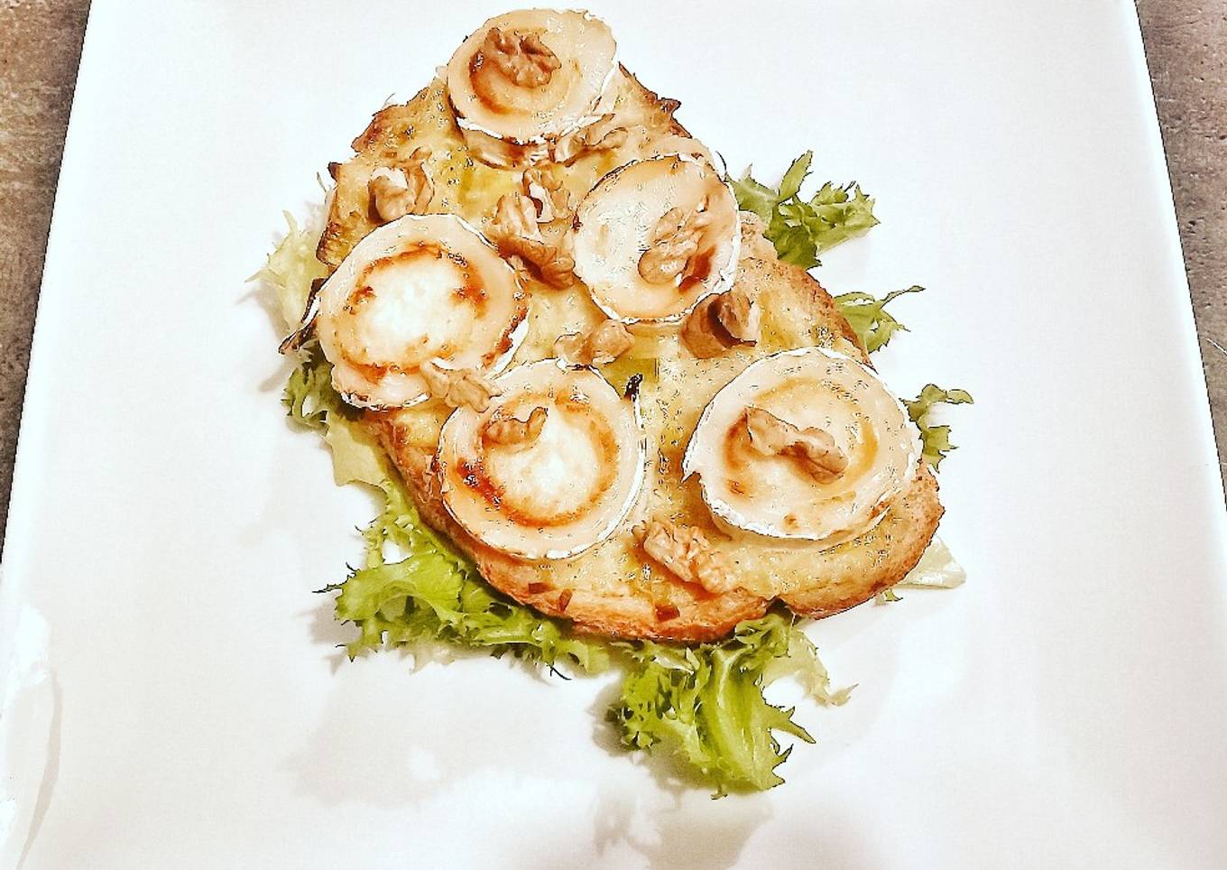 Tartine fondu de poireau chèvre miel et noix