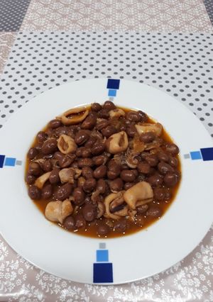 Una foto de Alubias pintas a la marinera con caldo de marisco