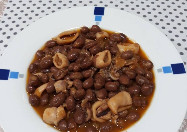 Alubias pintas a la marinera con caldo de marisco