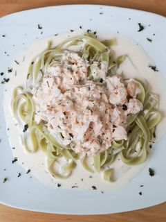 Una foto de Fettuccine de espinacas con salmón y gambas