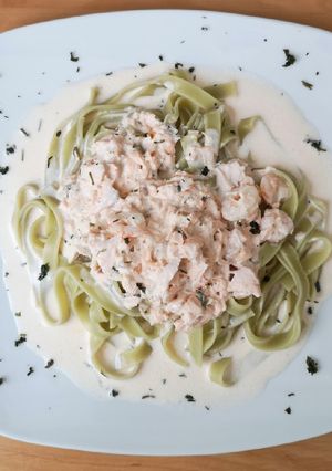 Una foto de Fettuccine de espinacas con salmón y gambas