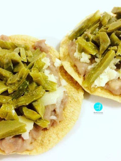 Una foto de Tostadas de nopales y frijoles