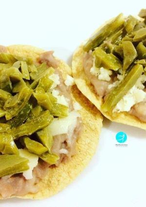 Una foto de Tostadas de nopales y frijoles
