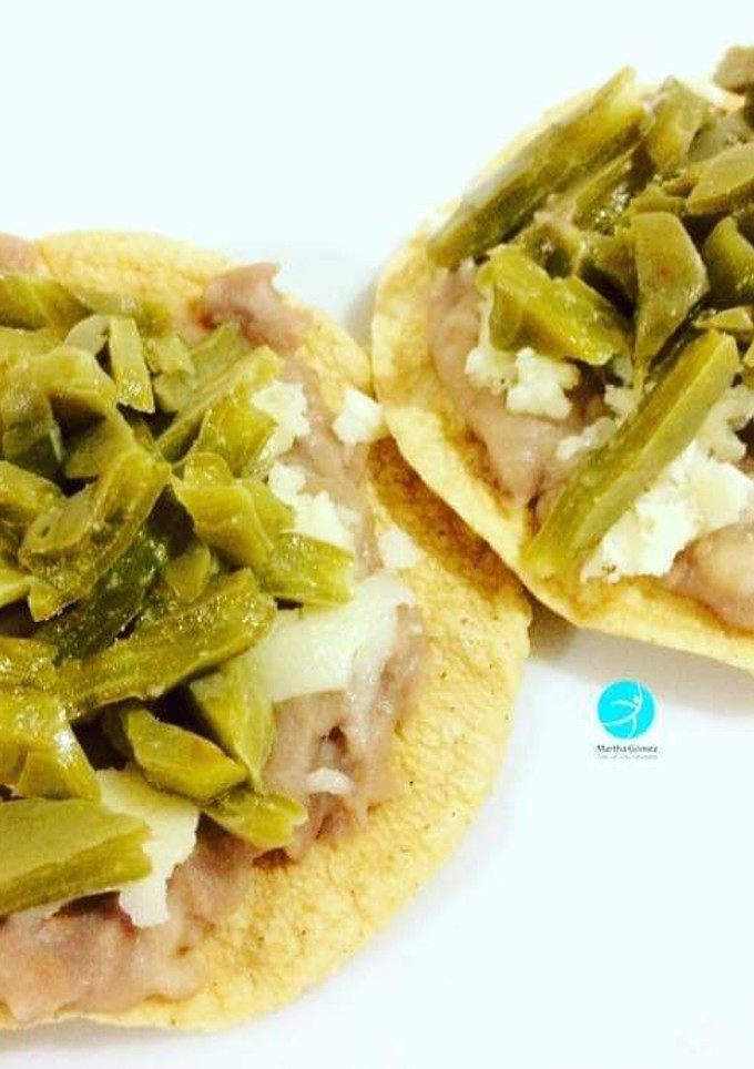 Una foto de Tostadas de nopales y frijoles