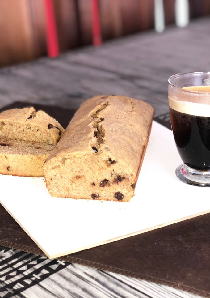 Una foto de Budín integral de banana con chips de chocolate
