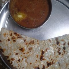 A picture of Dal makhani with butter naan.