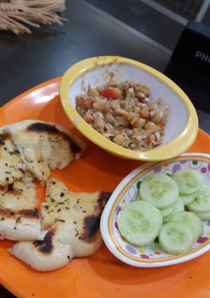 A picture of Kulche chole.
