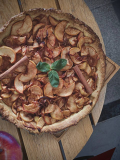 Фото Французький яблучний тарт з карамелізованими яблуками🍎.
