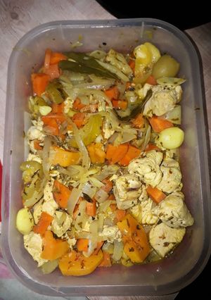 Una foto de Escabeche de verduras y pechuga de pollo..antojito de domingo