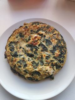 Una foto de Tortilla de espinacas y queso de cabra
