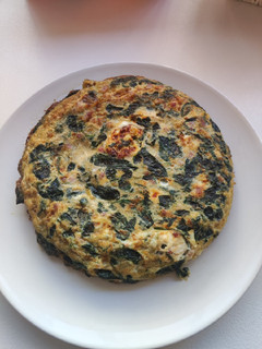 Una foto de Tortilla de espinacas y queso de cabra
