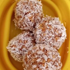 A picture of Swedish no bake chocolate balls. (Negroboll).